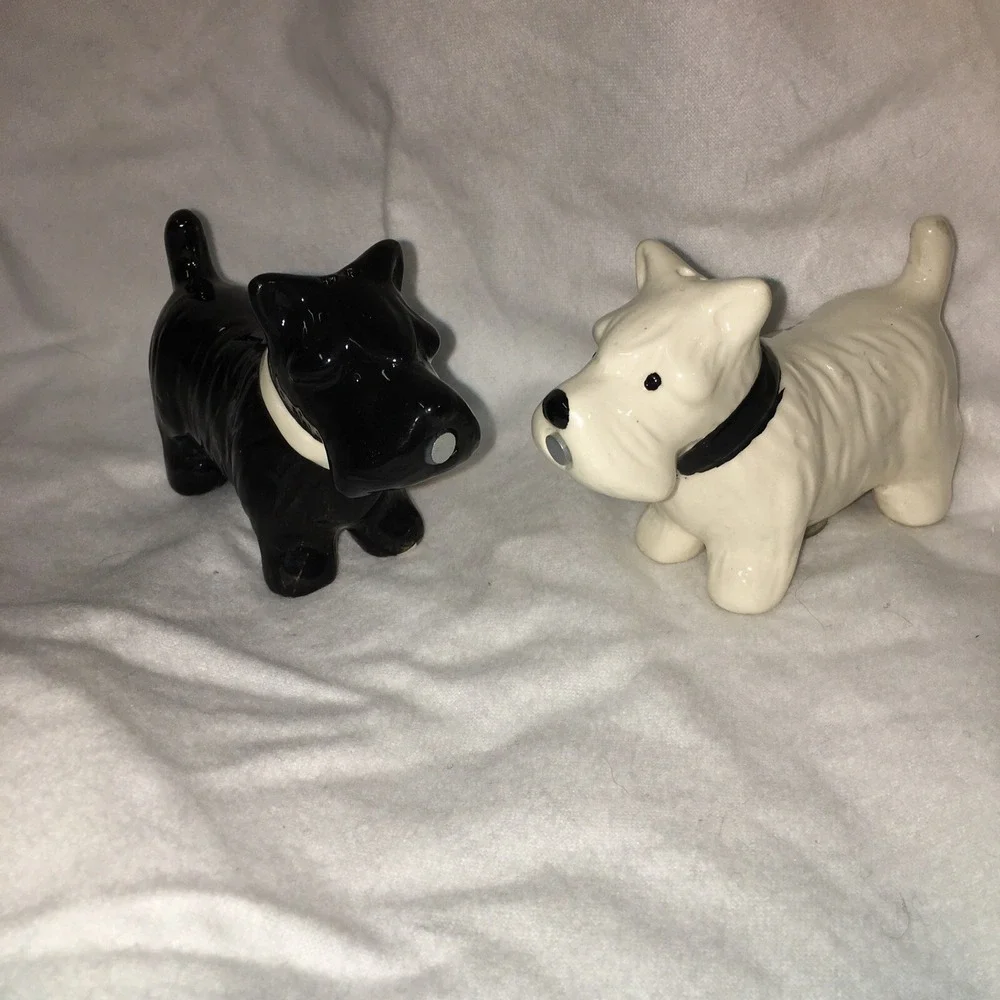 Kissing Westland Scottish Terrier Dog Magnetic Salt &‎ Pepper Shakers Read